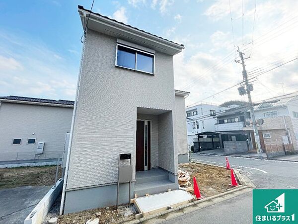 周辺は落ち着いた街並みの住宅地！子育てがしやすい住環境です！まだ未完成ですが、現地でしかわからない事もございます。是非一度ご覧ください。