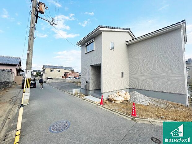 周辺は落ち着いた街並みの住宅地!子育てがしやすい住環境です!まだ未完成ですが、現地でしかわからない事もございます。是非一度ご覧ください。