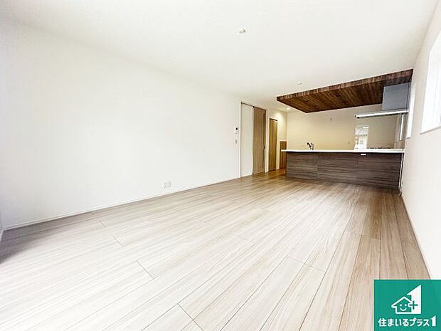 日当たり良好の明るいリビングで朝の目覚めもスッキリできそう！対面キッチンでご家族のコミュニケーションも自然と増える設計！小さなお子様が遊ぶスペースを作っても広々とくつろげるLDK！