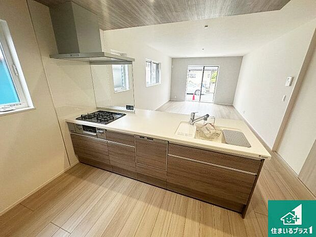 リビングと統一感があり、使い勝手のいいキッチン。広々としているので、二人並んで作業が出来ちゃいます。お子様と一緒に色々なお料理に挑戦できるスペースがあります。