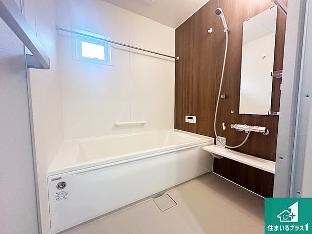 足をゆったり伸ばして寛げる浴槽です。窓が設けられていますので差し込む光が明るく穏やかな雰囲気にしてくれます♪浴室乾燥機も設置しているので、雨の日の洗濯物も安心です♪