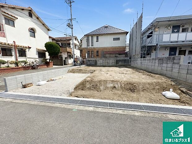 周辺は落ち着いた街並みの住宅地！子育てがしやすい住環境です！まだ未完成ですが、現地でしかわからない事もございます。是非一度ご覧ください。