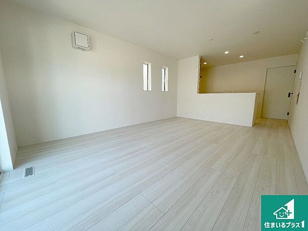 シンプルなリビングは、観葉植物等のインテリアを楽しめますね！パパ好みにも、ママ好みにも家具次第で雰囲気を変えることができます！