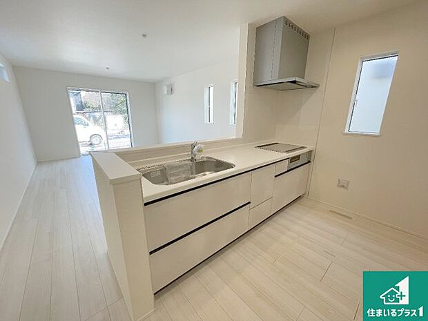 明るいリビングで朝の目覚めもスッキリできそう！対面キッチンでご家族のコミュニケーションも自然と増える設計！小さなお子様が遊ぶスペースを作っても広々とくつろげるLDK！