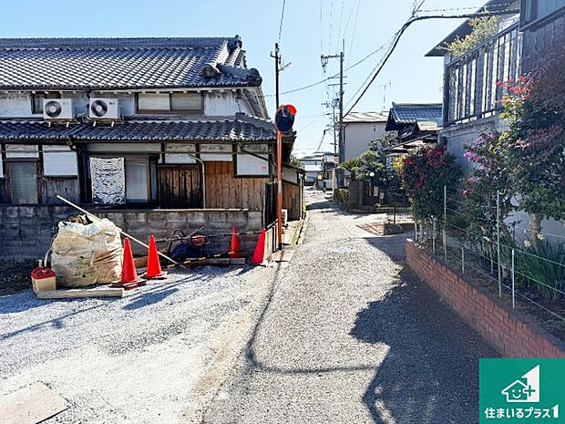 周辺は落ち着いた街並みの住宅地!子育てがしやすい住環境です!まだ未完成ですが、現地でしかわからない事もございます。是非一度ご覧ください。