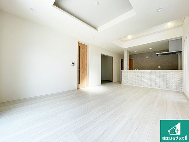 シンプルなリビングは、観葉植物等のインテリアを楽しめますね！パパ好みにも、ママ好みにも家具次第で雰囲気を変えることができます！