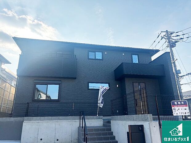 周辺は落ち着いた街並みの住宅地！子育てがしやすい住環境です！まだ未完成ですが、現地でしかわからない事もございます。是非一度ご覧ください。