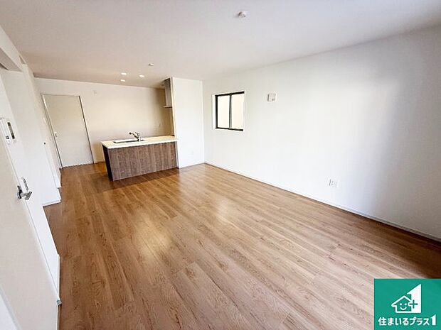 日当たり良好の明るいリビングで朝の目覚めもスッキリできそう!対面キッチンでご家族のコミュニケーションも自然と増える設計!小さなお子様が遊ぶスペースを作っても広々とくつろげるLDK!