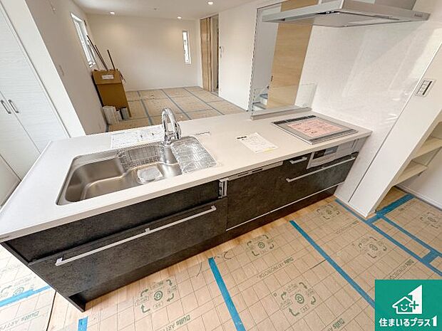 リビングと統一感があり、使い勝手のいいキッチン。広々としているので、二人並んで作業が出来ちゃいます。お子様と一緒に色々なお料理に挑戦できるスペースがあります。