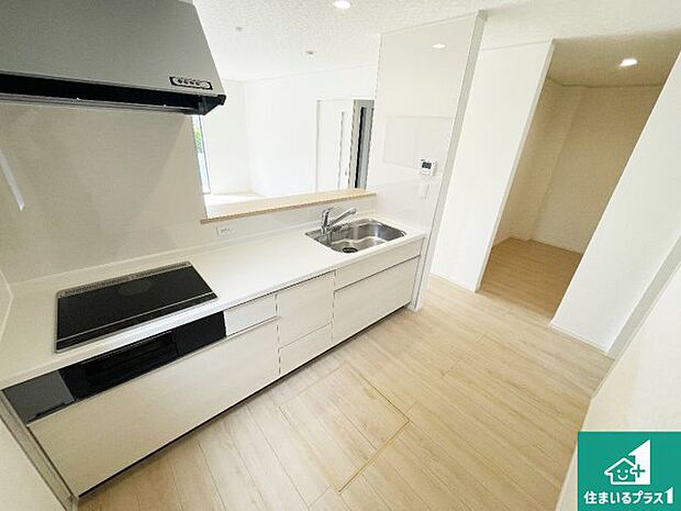 リビングと統一感があり、使い勝手のいいキッチン。広々としているので、二人並んで作業が出来ちゃいます。お子様と一緒に色々なお料理に挑戦できるスペースがあります。