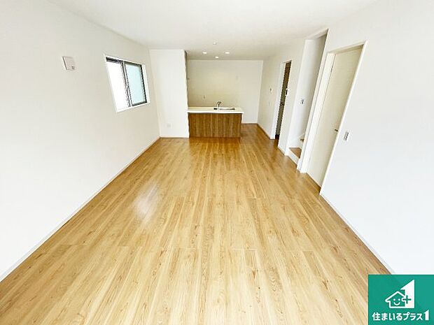 シンプルなリビングは、観葉植物等のインテリアを楽しめますね!パパ好みにも、ママ好みにも家具次第で雰囲気を変えることができます!