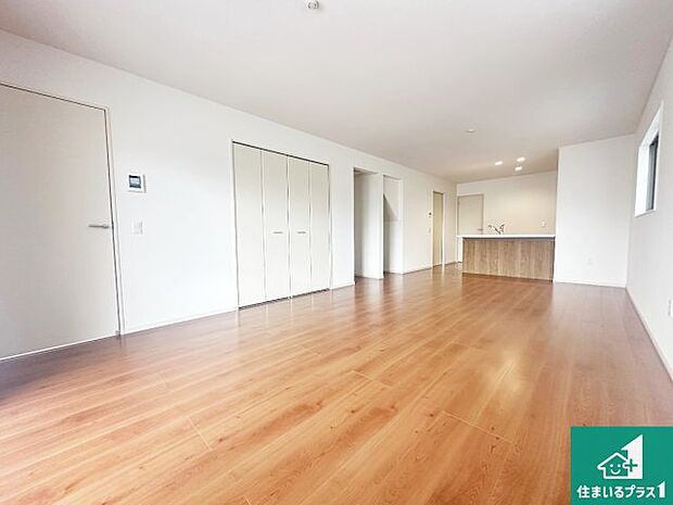 シンプルなリビングは、観葉植物等のインテリアを楽しめますね!パパ好みにも、ママ好みにも家具次第で雰囲気を変えることができます!