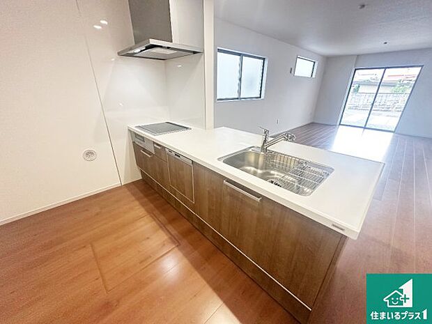 リビングと統一感があり、使い勝手のいいキッチン。広々としているので、二人並んで作業が出来ちゃいます。お子様と一緒に色々なお料理に挑戦できるスペースがあります。