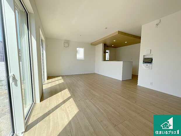 シンプルなリビングは、観葉植物等のインテリアを楽しめますね！パパ好みにも、ママ好みにも家具次第で雰囲気を変えることができます！