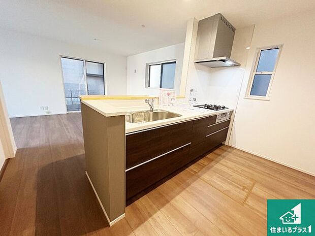 リビングと統一感があり、使い勝手のいいキッチン。広々としているので、二人並んで作業が出来ちゃいます。お子様と一緒に色々なお料理に挑戦できるスペースがあります。 