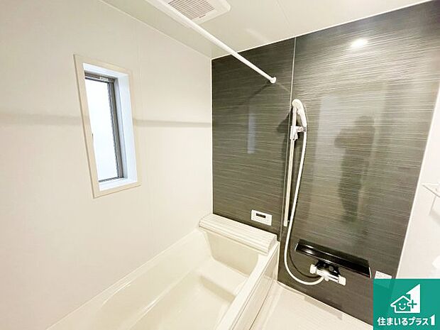 足をゆったり伸ばして寛げる浴槽です。窓が設けられていますので差し込む光が明るく穏やかな雰囲気にしてくれます♪浴室乾燥機も設置しているので、雨の日の洗濯物も安心です♪