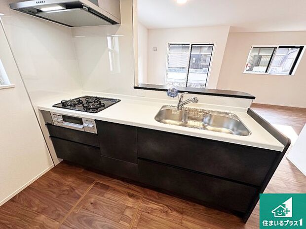 リビングと統一感があり、使い勝手のいいキッチン。広々としているので、二人並んで作業が出来ちゃいます。お子様と一緒に色々なお料理に挑戦できるスペースがあります。