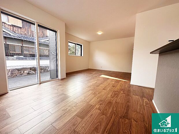 明るいリビングで朝の目覚めもスッキリできそう！対面キッチンでご家族のコミュニケーションも自然と増える設計！小さなお子様が遊ぶスペースを作っても広々とくつろげるLDK！