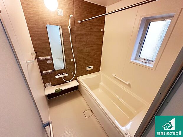 足をゆったり伸ばして寛げる浴槽です。窓が設けられていますので差し込む光が明るく穏やかな雰囲気にしてくれます♪浴室乾燥機も設置しているので、雨の日の洗濯物も安心です♪