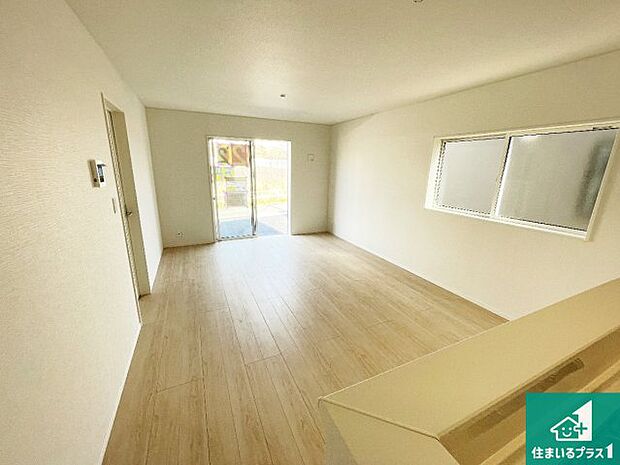 シンプルなリビングは、観葉植物等のインテリアを楽しめますね！パパ好みにも、ママ好みにも家具次第で雰囲気を変えることができます！