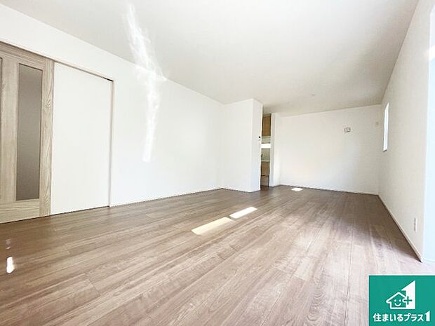 日当たり良好の明るいリビングで朝の目覚めもスッキリできそう！対面キッチンでご家族のコミュニケーションも自然と増える設計！小さなお子様が遊ぶスペースを作っても広々とくつろげるLDK！