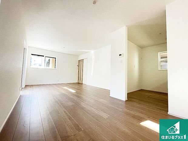 リビングと統一感があり、使い勝手のいいキッチン。広々としているので、二人並んで作業が出来ちゃいます。お子様と一緒に色々なお料理に挑戦できるスペースがあります。 