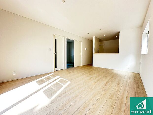 シンプルなリビングは、観葉植物等のインテリアを楽しめますね!パパ好みにも、ママ好みにも家具次第で雰囲気を変えることができます!