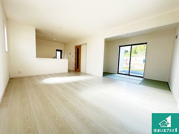 シンプルなリビングは、観葉植物等のインテリアを楽しめますね！パパ好みにも、ママ好みにも家具次第で雰囲気を変えることができます！