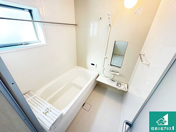 足をゆったり伸ばして寛げる浴槽です。窓が設けられていますので差し込む光が明るく穏やかな雰囲気にしてくれます♪浴室乾燥機も設置しているので、雨の日の洗濯物も安心です♪