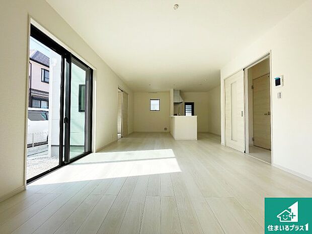 日当たり良好の明るいリビングで朝の目覚めもスッキリできそう!対面キッチンでご家族のコミュニケーションも自然と増える設計!小さなお子様が遊ぶスペースを作っても広々とくつろげるLDK!