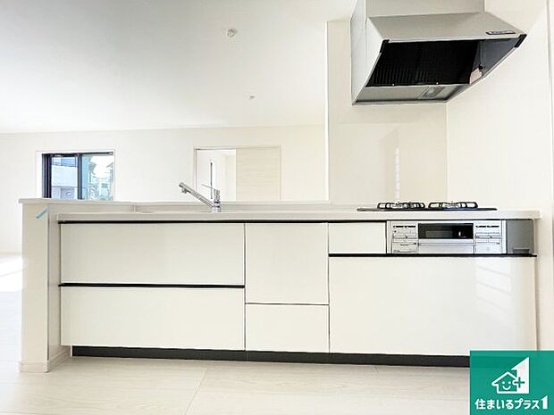 リビングと統一感があり、使い勝手のいいキッチン。広々としているので、二人並んで作業が出来ちゃいます。お子様と一緒に色々なお料理に挑戦できるスペースがあります。