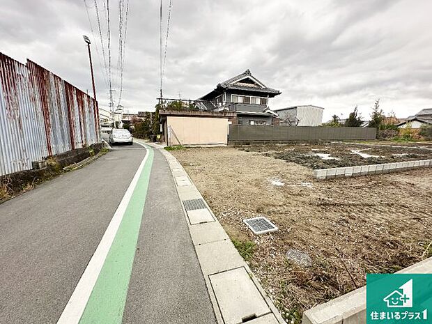 周辺は閑静な住宅街です。前面道路もしっかりと有りますので車の出し入れも安心ですよ！