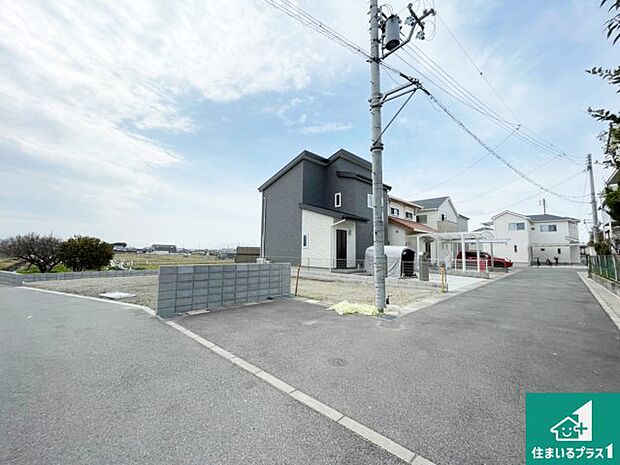 周辺は閑静な住宅街です。前面道路もしっかりと有りますので車の出し入れも安心ですよ!