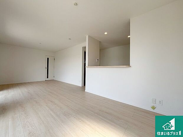 日当たり良好の明るいリビングで朝の目覚めもスッキリできそう！対面キッチンでご家族のコミュニケーションも自然と増える設計！小さなお子様が遊ぶスペースを作っても広々とくつろげるLDK！