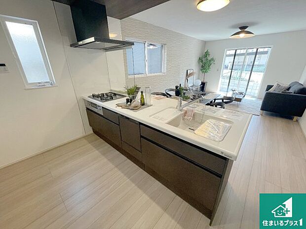 リビングと統一感があり、使い勝手のいいキッチン。広々としているので、二人並んで作業が出来ちゃいます。お子様と一緒に色々なお料理に挑戦できるスペースがあります。