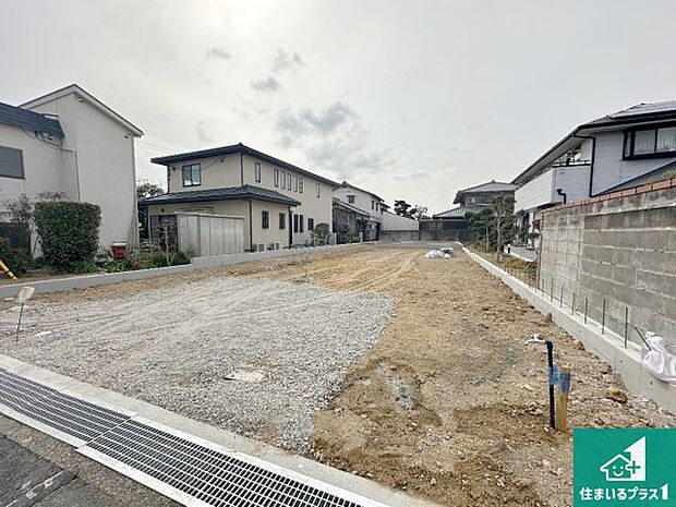 周辺は落ち着いた街並みの住宅地！子育てがしやすい住環境です！まだ未完成ですが、現地でしかわからない事もございます。是非一度ご覧ください。