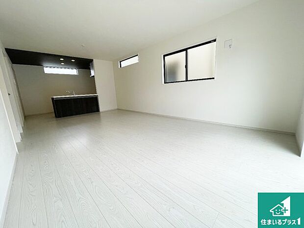 日当たり良好の明るいリビングで朝の目覚めもスッキリできそう！対面キッチンでご家族のコミュニケーションも自然と増える設計！小さなお子様が遊ぶスペースを作っても広々とくつろげるLDK！