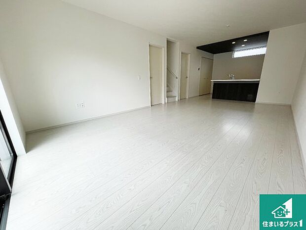 明るいリビングで朝の目覚めもスッキリできそう！対面キッチンでご家族のコミュニケーションも自然と増える設計！小さなお子様が遊ぶスペースを作っても広々とくつろげるLDK！