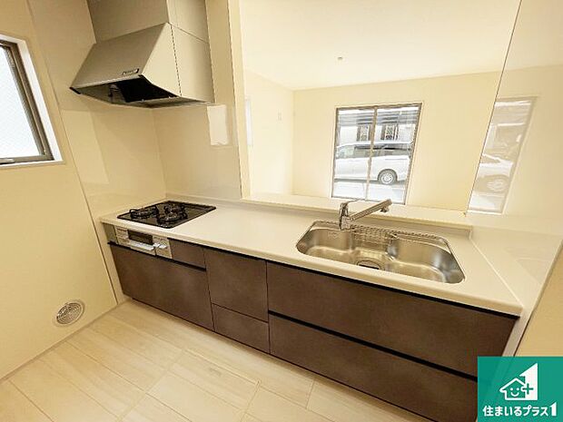 リビングと統一感があり、使い勝手のいいキッチン。広々としているので、二人並んで作業が出来ちゃいます。お子様と一緒に色々なお料理に挑戦できるスペースがあります。