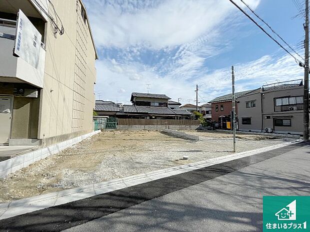 周辺は閑静な住宅街です。前面道路もしっかりと有りますので車の出し入れも安心ですよ！