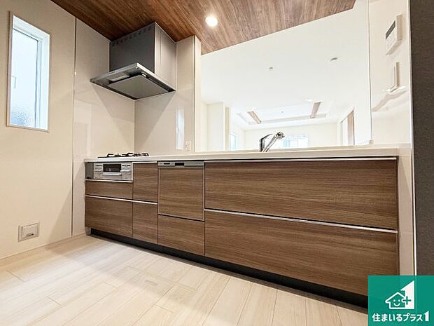 リビングと統一感があり、使い勝手のいいキッチン。広々としているので、二人並んで作業が出来ちゃいます。お子様と一緒に色々なお料理に挑戦できるスペースがあります。