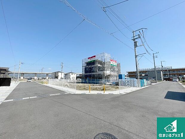 周辺は落ち着いた街並みの住宅地！子育てがしやすい住環境です！まだ未完成ですが、現地でしかわからない事もございます。是非一度ご覧ください。