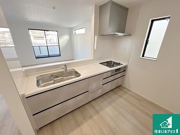 リビングと統一感があり、使い勝手のいいキッチン。広々としているので、二人並んで作業が出来ちゃいます。お子様と一緒に色々なお料理に挑戦できるスペースがあります。