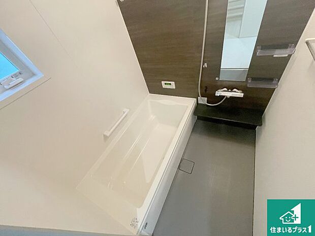 足をゆったり伸ばして寛げる浴槽です。窓が設けられていますので差し込む光が明るく穏やかな雰囲気にしてくれます♪浴室乾燥機も設置しているので、雨の日の洗濯物も安心です♪