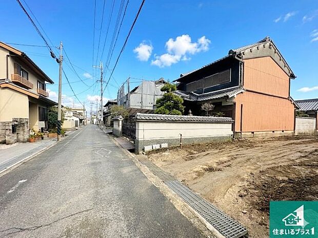 周辺は閑静な住宅街です。前面道路もしっかりと有りますので車の出し入れも安心ですよ！