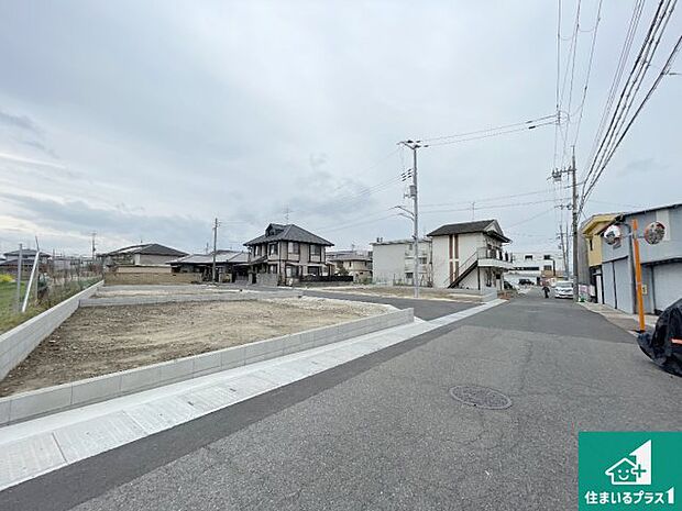 周辺は閑静な住宅街です。前面道路もしっかりと有りますので車の出し入れも安心ですよ！
