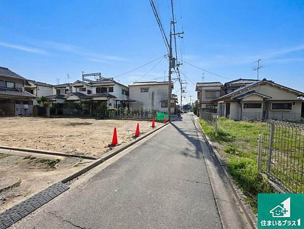 周辺は閑静な住宅街です。前面道路もしっかりと有りますので車の出し入れも安心ですよ！