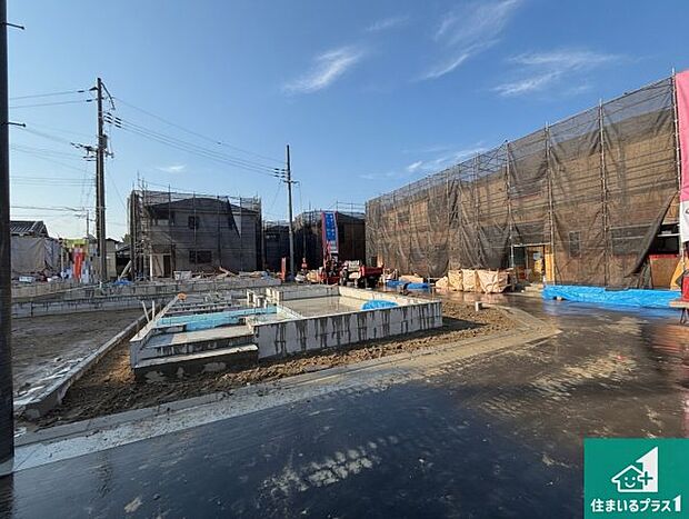 周辺は落ち着いた街並みの住宅地!子育てがしやすい住環境です!まだ未完成ですが、現地でしかわからない事もございます。是非一度ご覧ください。