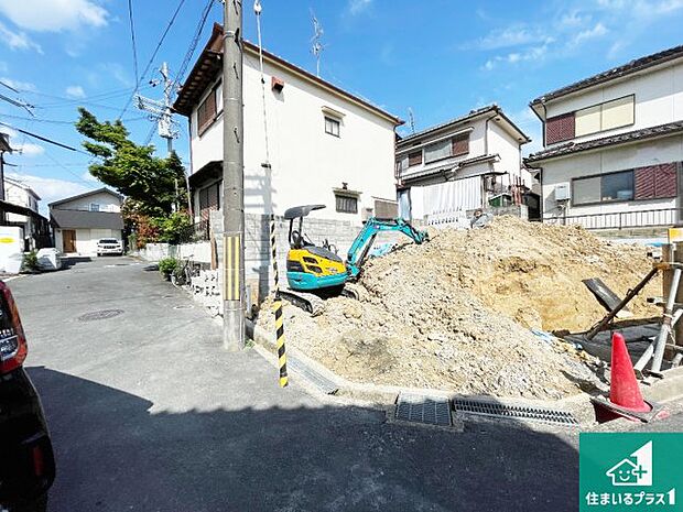 周辺は落ち着いた街並みの住宅地！子育てがしやすい住環境です！まだ未完成ですが、現地でしかわからない事もございます。是非一度ご覧ください。