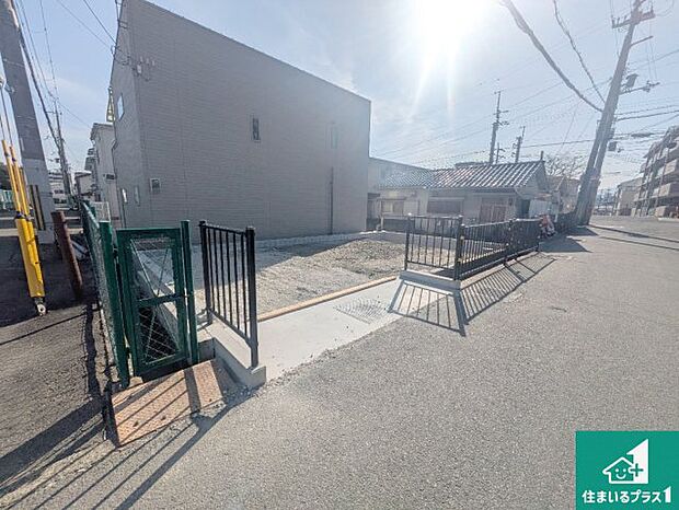 周辺は落ち着いた街並みの住宅地！子育てがしやすい住環境です！まだ未完成ですが、現地でしかわからない事もございます。是非一度ご覧ください。